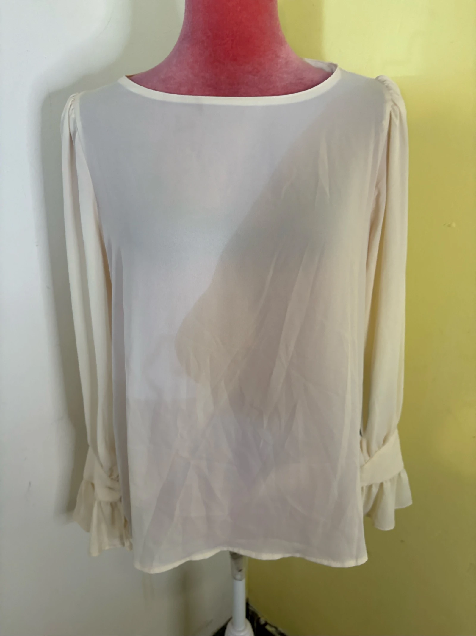 Blusa Creme Fluida com Manga Comprida e Punho com Folho 